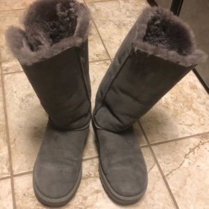 Grey Bailey buttons triple size 7